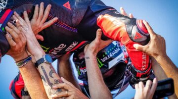 Bezzecchi Kalahkan Fernandez di Mandalika, Martin Kembali ke Puncak Klasemen MotoGP™